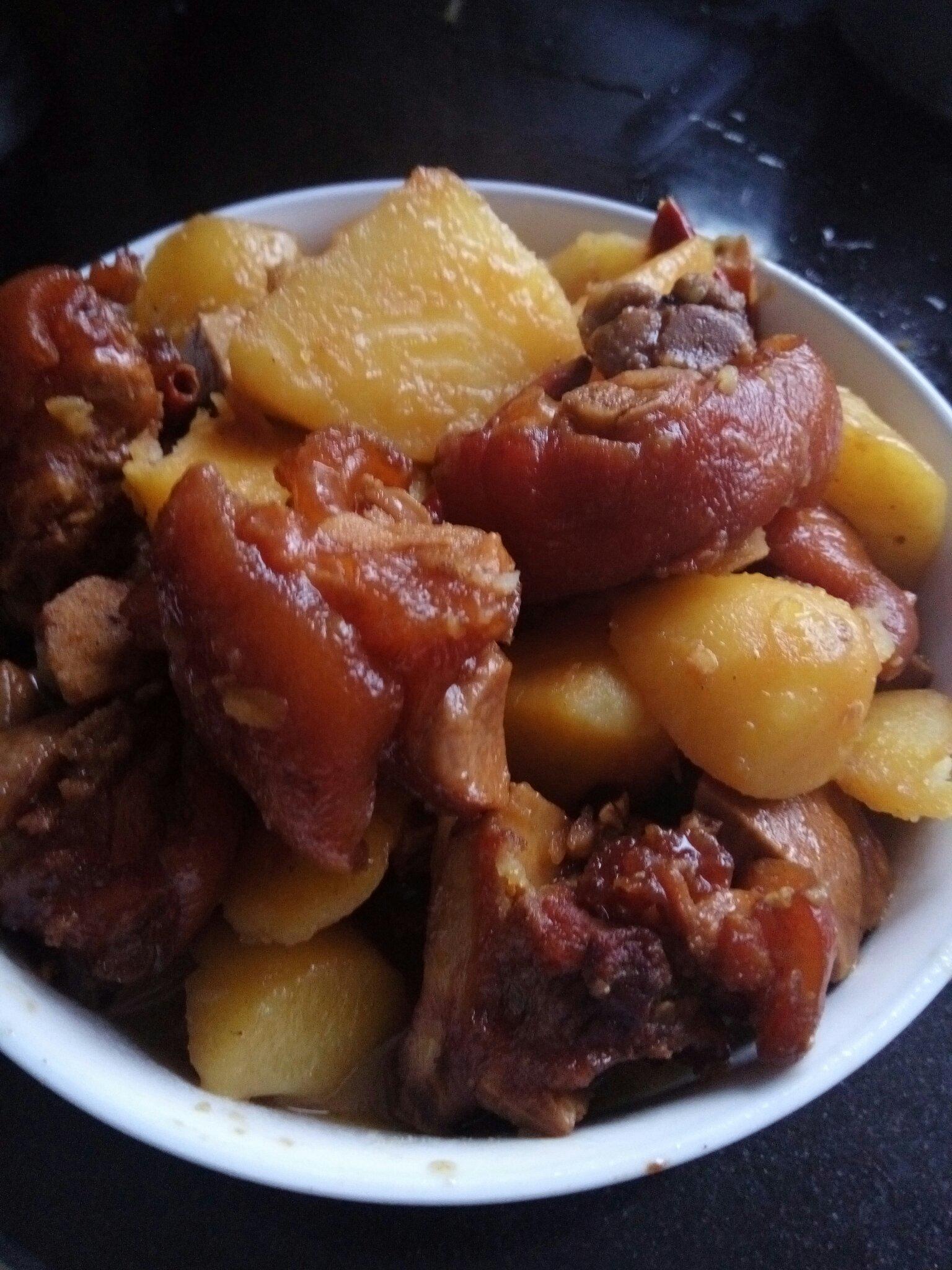 紅燒豬蹄炖土豆的做法 步骤11