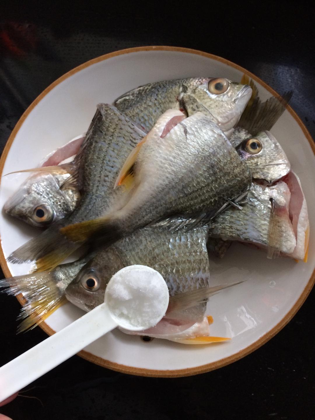 廣東海邊家常砂鍋焗魚的做法 步骤3