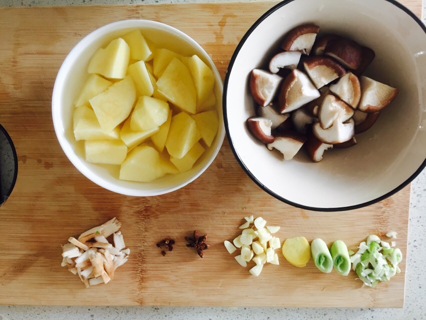 紅燒土豆香菇的做法 步骤4