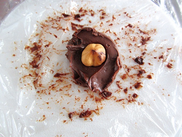 沫沫的情人節費列羅——手工脆皮榛仁巧克力的做法 步骤6