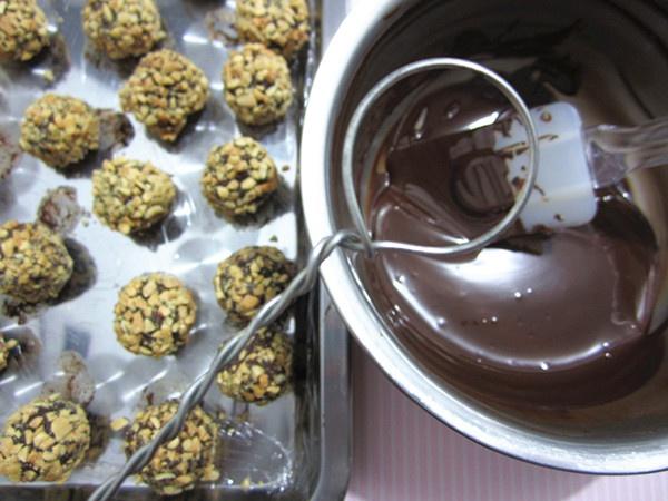 沫沫的情人節費列羅——手工脆皮榛仁巧克力的做法 步骤9