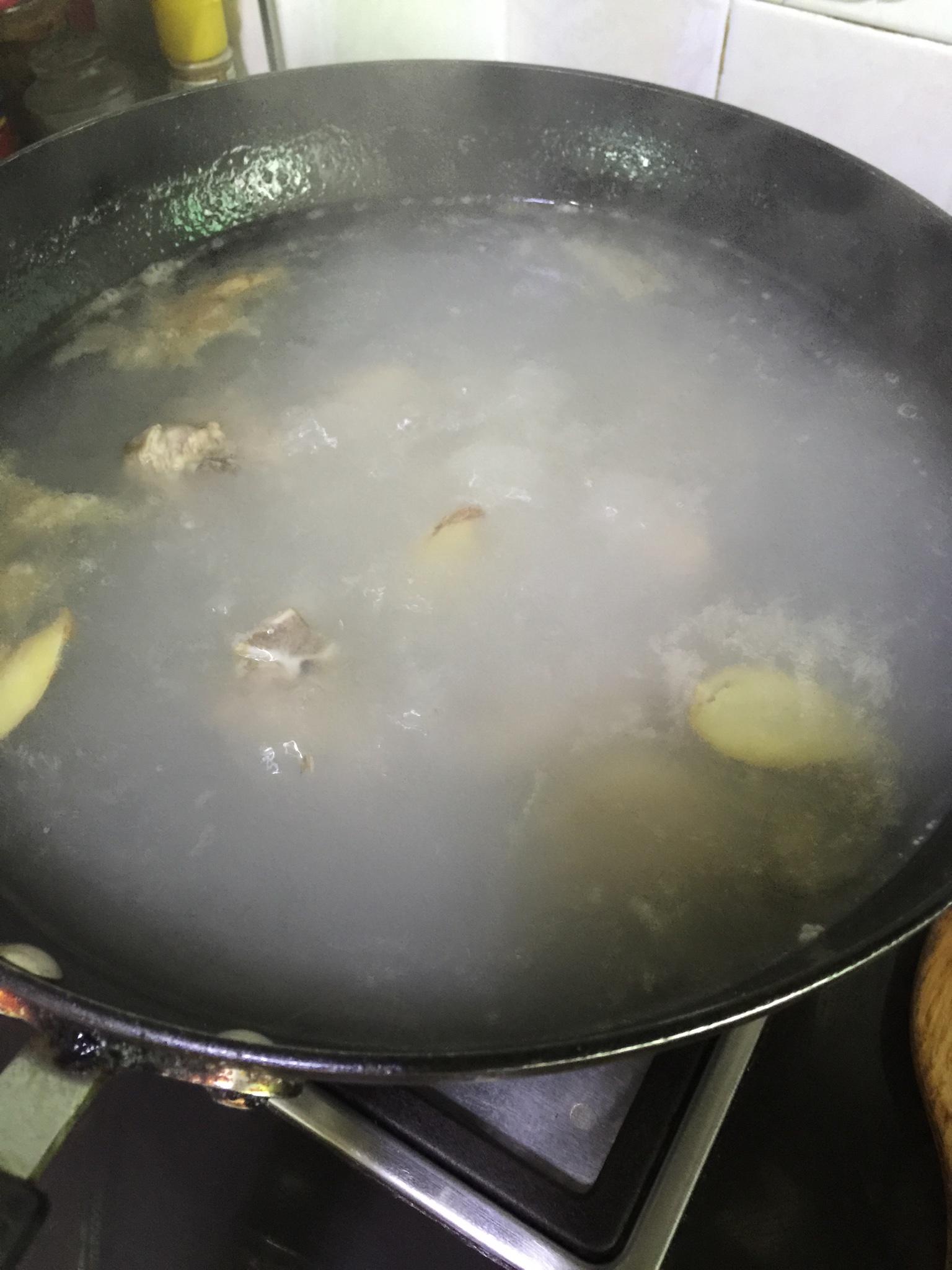 廣東靚湯--蓮藕豬骨湯的做法 步骤4