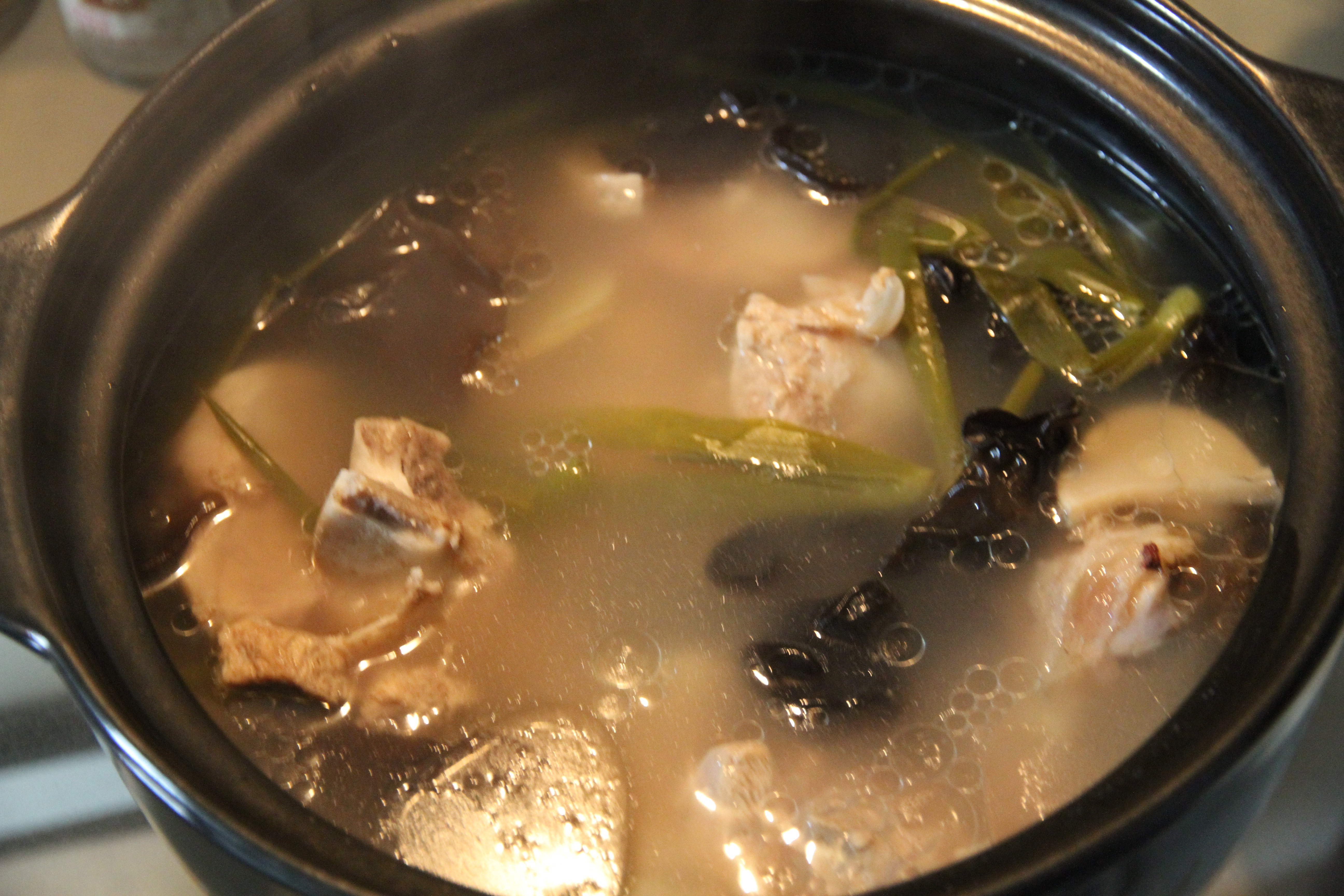 砂鍋燉骨頭湯的做法 步骤5