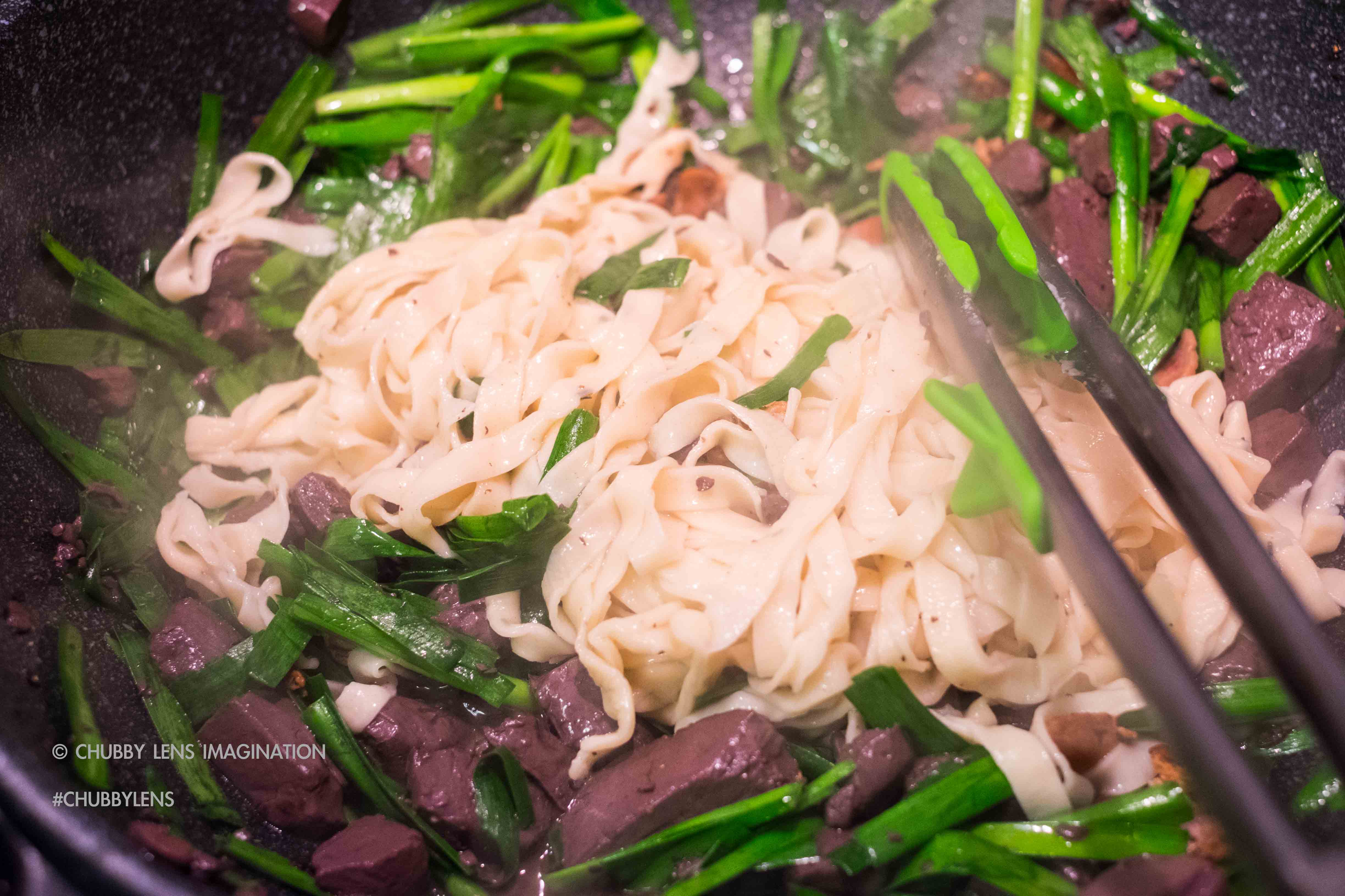 快「意」料理：韭菜豬紅寬面的做法 步骤8
