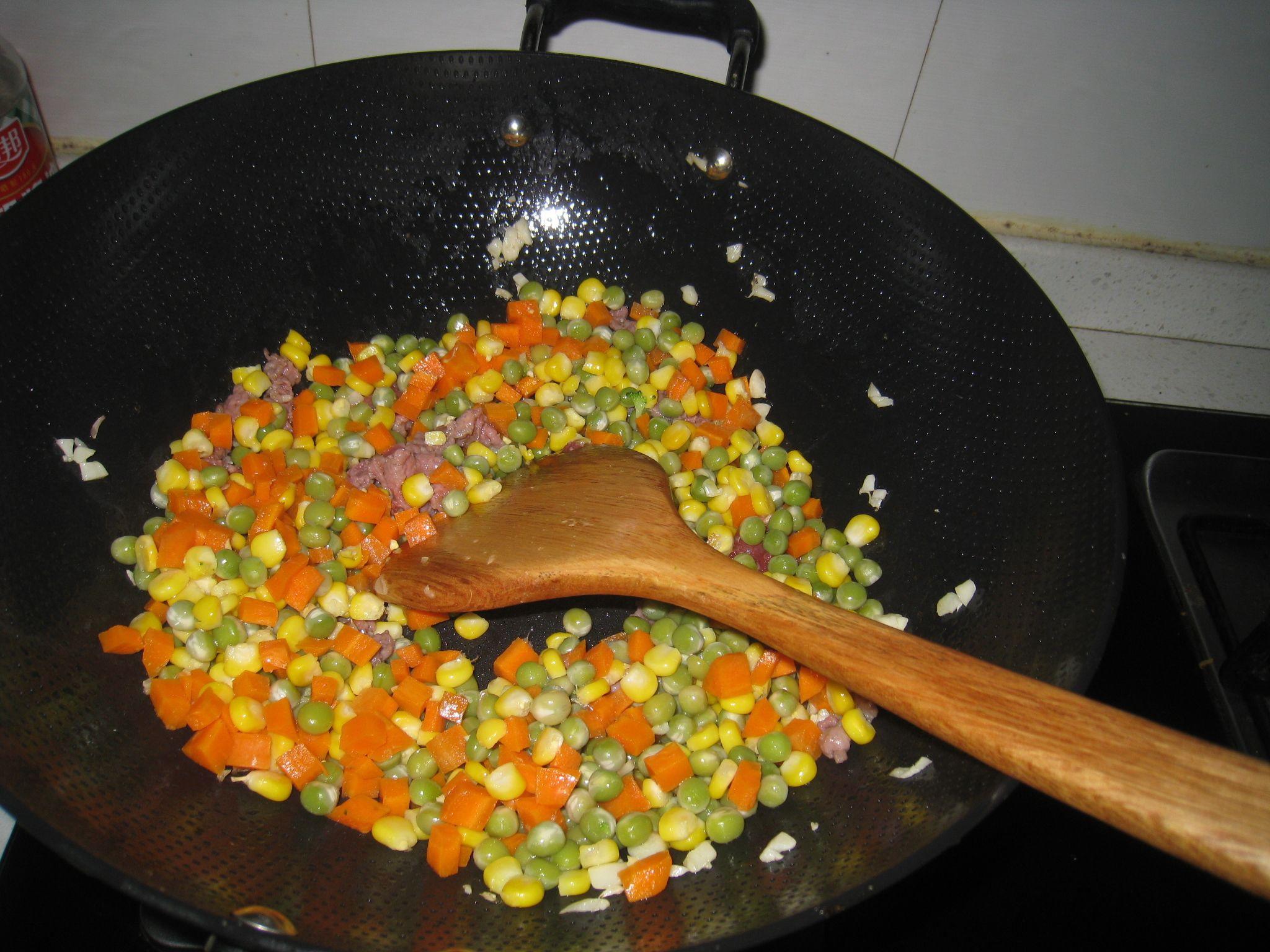 牛肉蔬菜粒炒飯的做法 步骤3