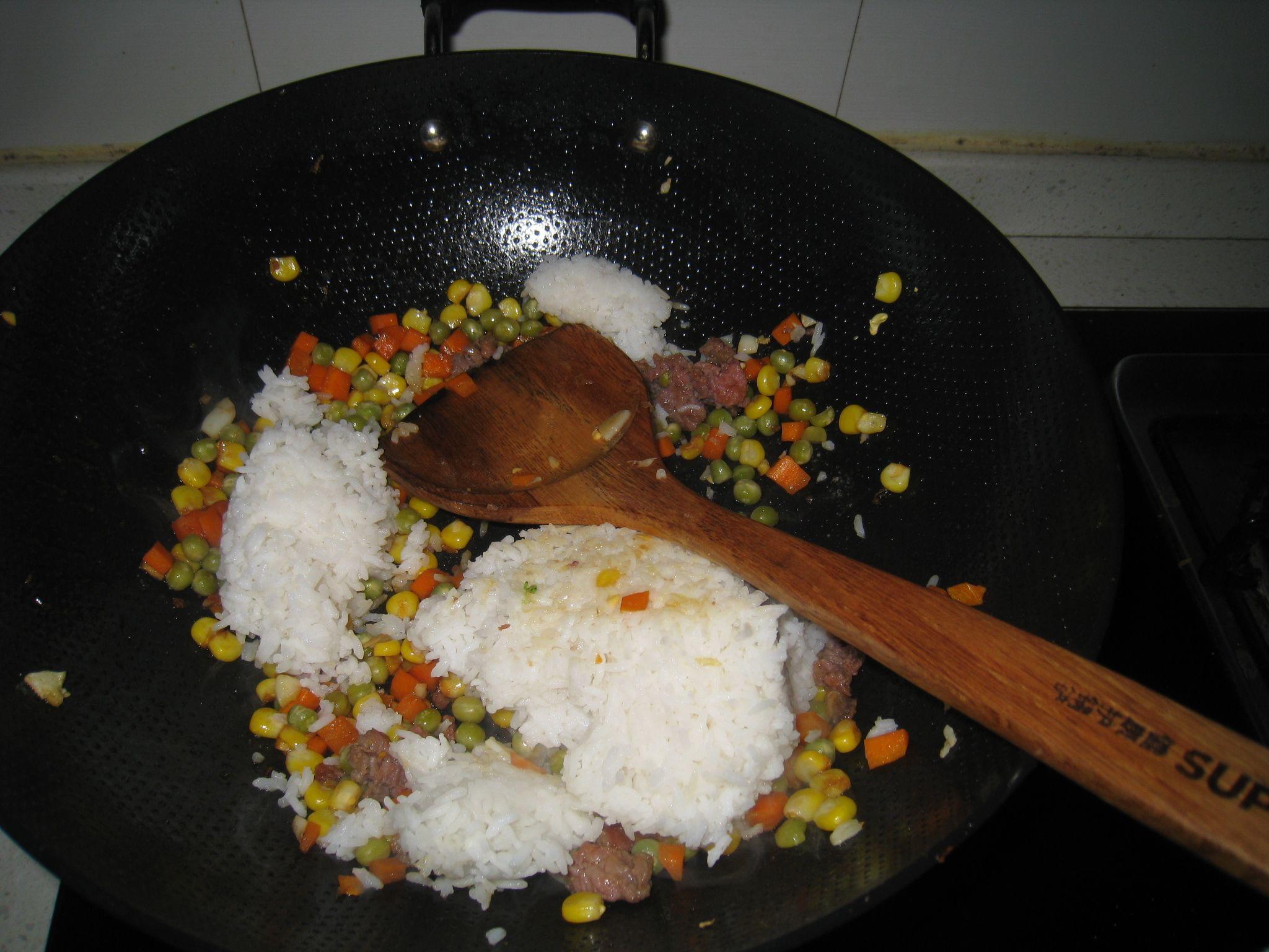 牛肉蔬菜粒炒飯的做法 步骤4