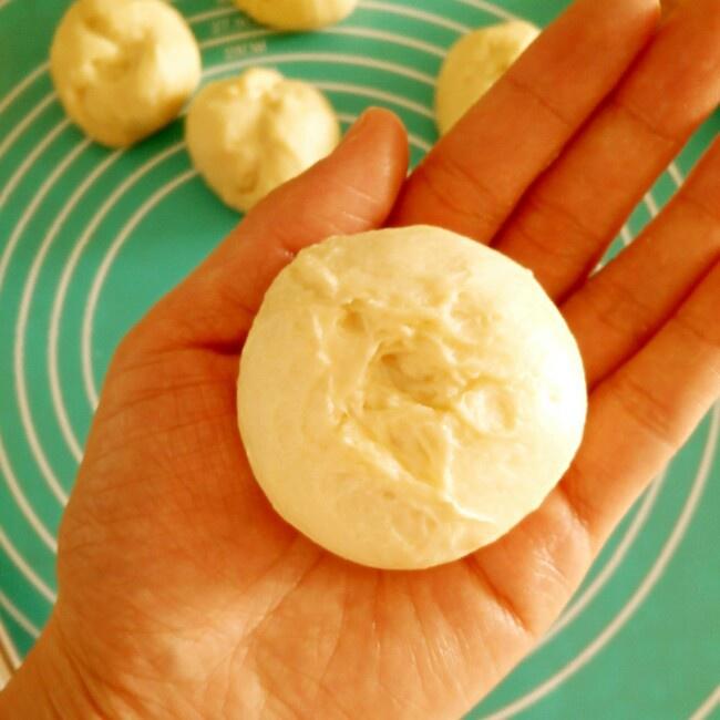 椰蓉奶油小蘑菇麪包的做法 步骤3