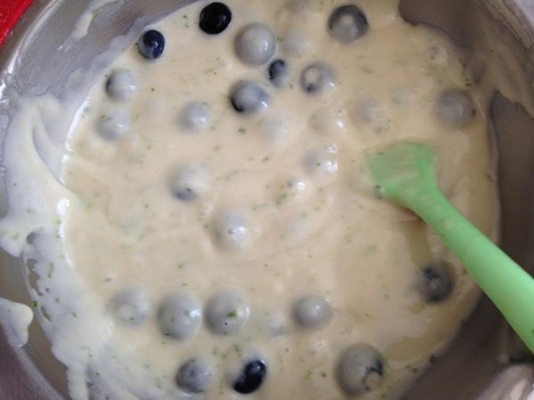 很有爆漿feel的快手藍莓檸檬蛋糕（低卡純素）的做法 步骤5