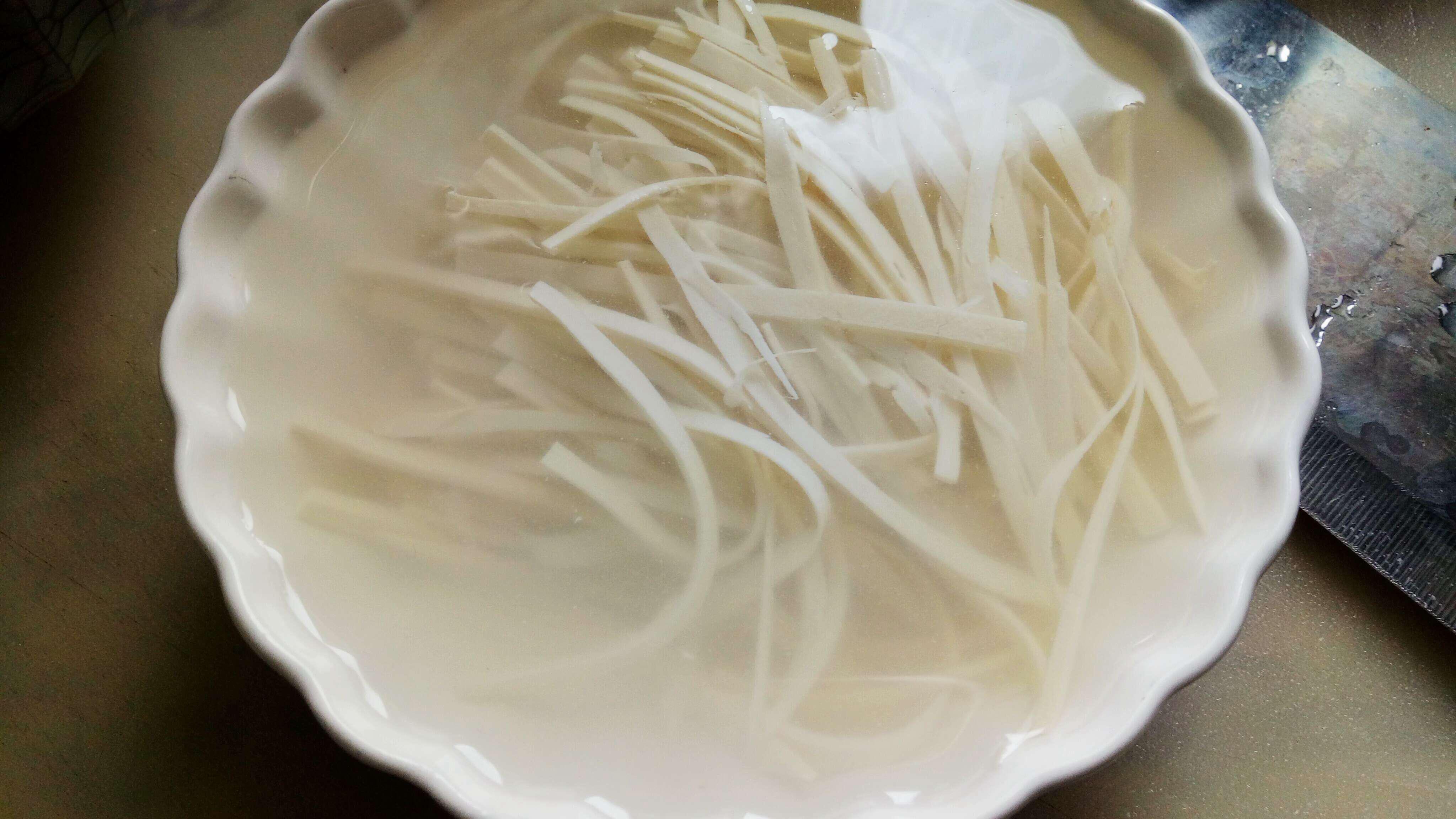 爲了做這款湯，苦練刀法也值得丨酸辣湯 · 圓滿素食的做法 步骤11