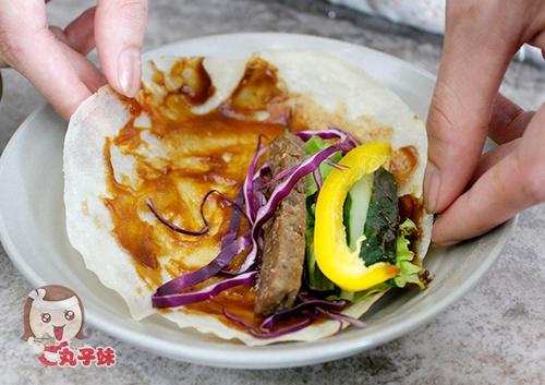 早餐福利—京味果蔬牛肉手卷的做法 步骤5