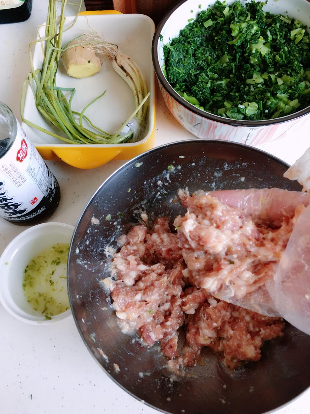 湯鍋菜肉餛飩（薺菜青菜餡，純肉餡附冷餛飩沾醬配方，附肉餡製成法）的做法 步骤2