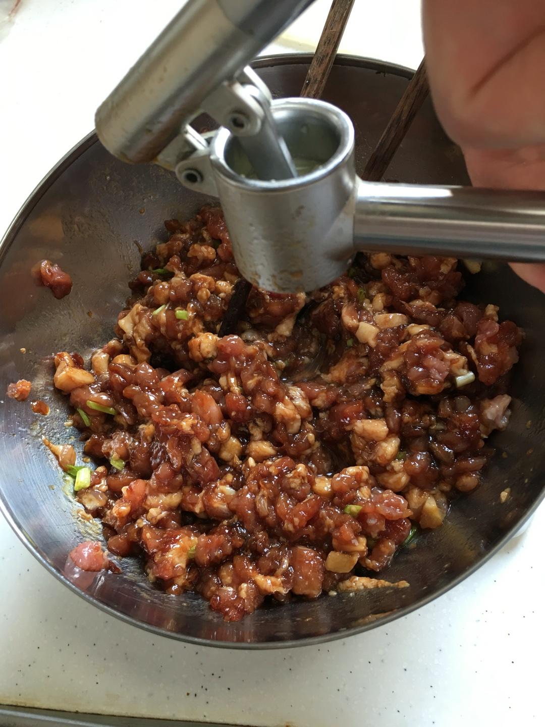 湯鍋菜肉餛飩（薺菜青菜餡，純肉餡附冷餛飩沾醬配方，附肉餡製成法）的做法 步骤10