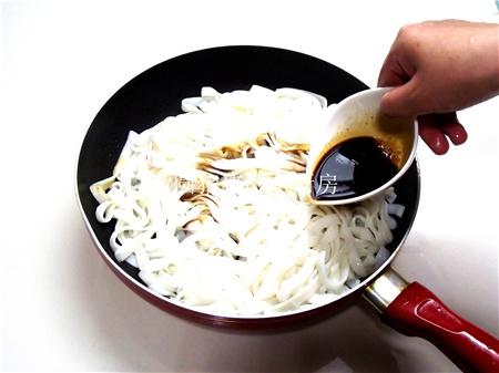 自制中華名小吃——粵式幹炒牛河的做法 步骤7