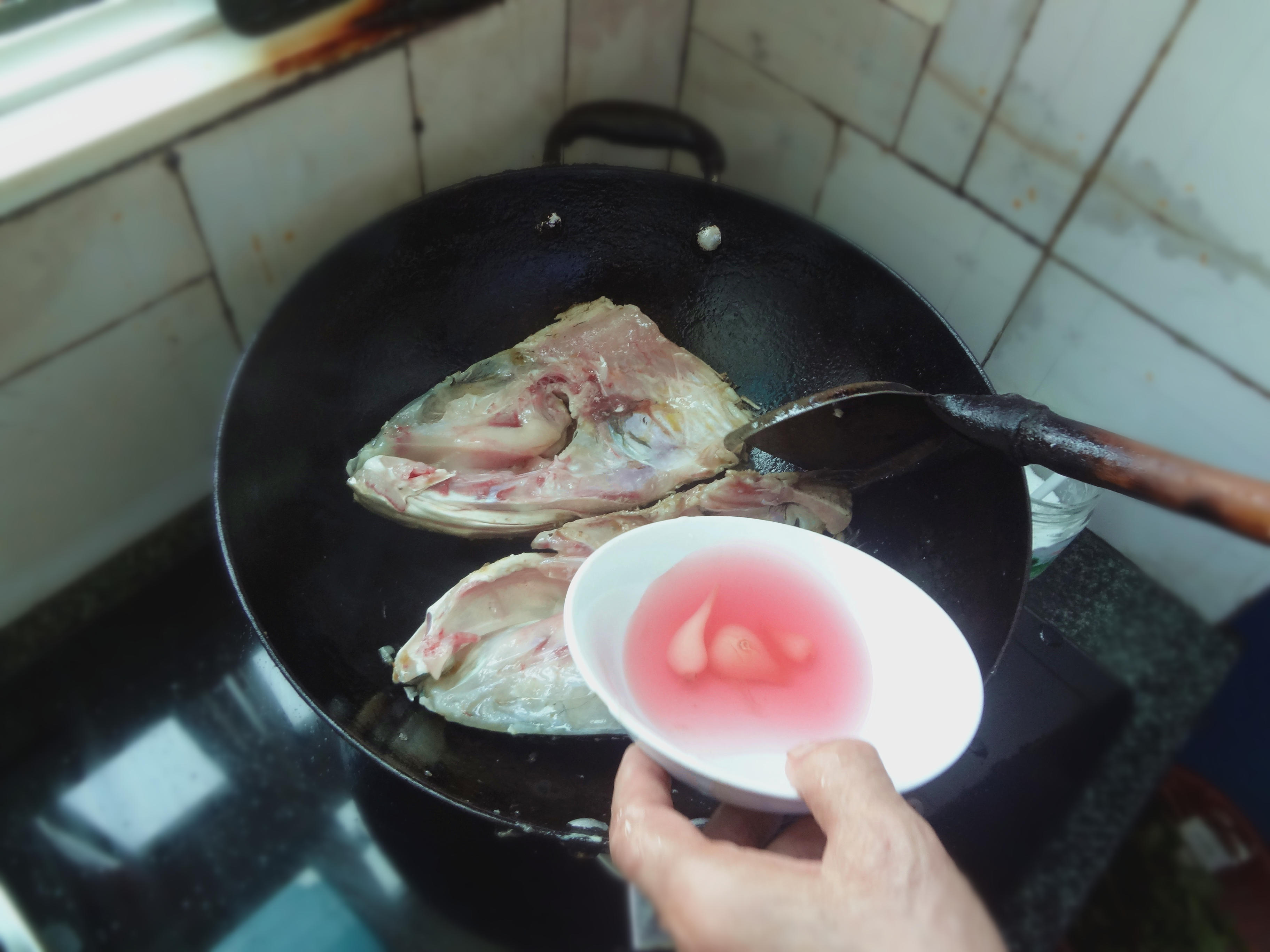外婆私家水煮魚頭湯的做法 步骤6