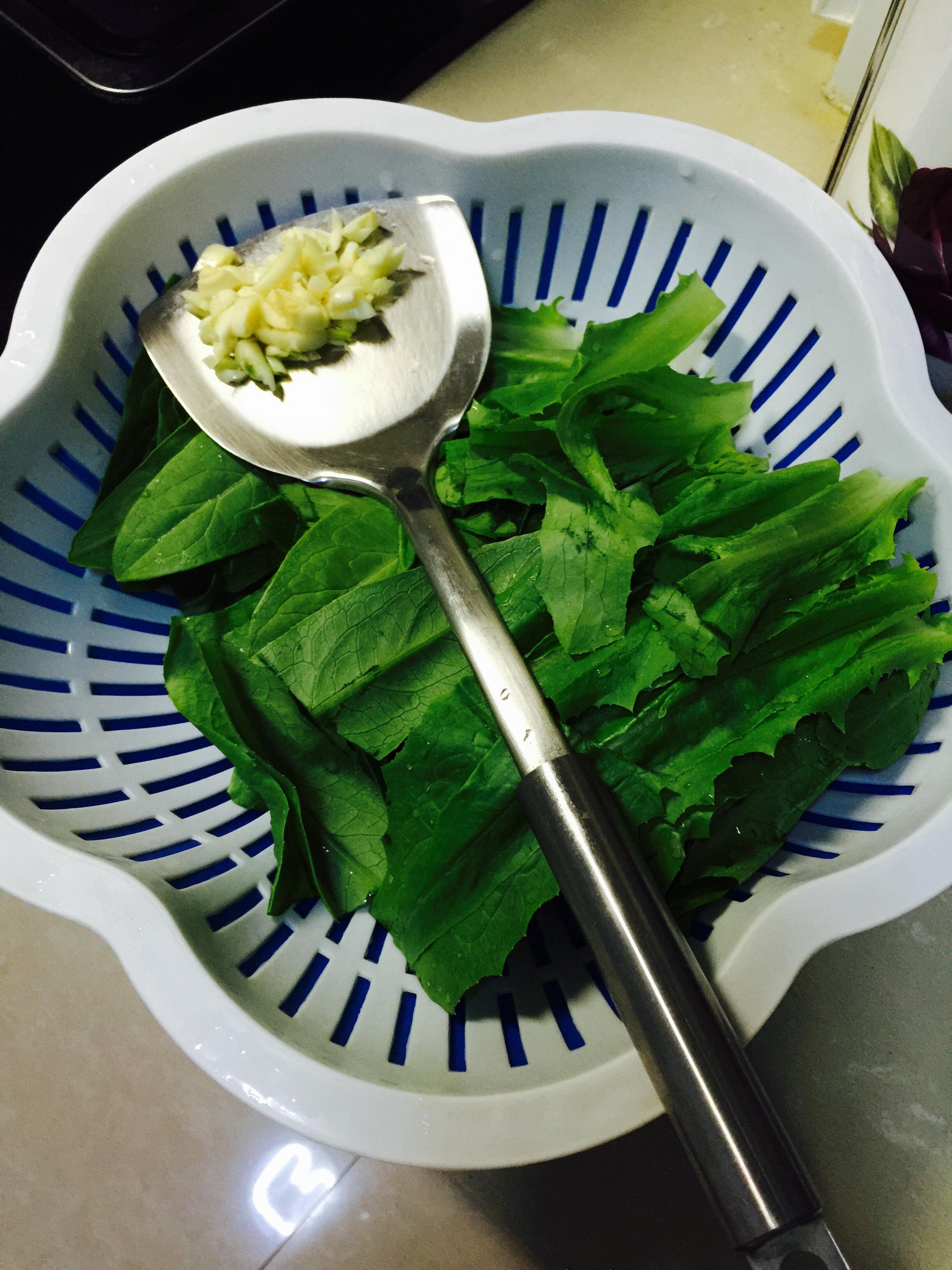 蒜蓉油麥菜（超快手早餐綠菜）的做法 步骤1