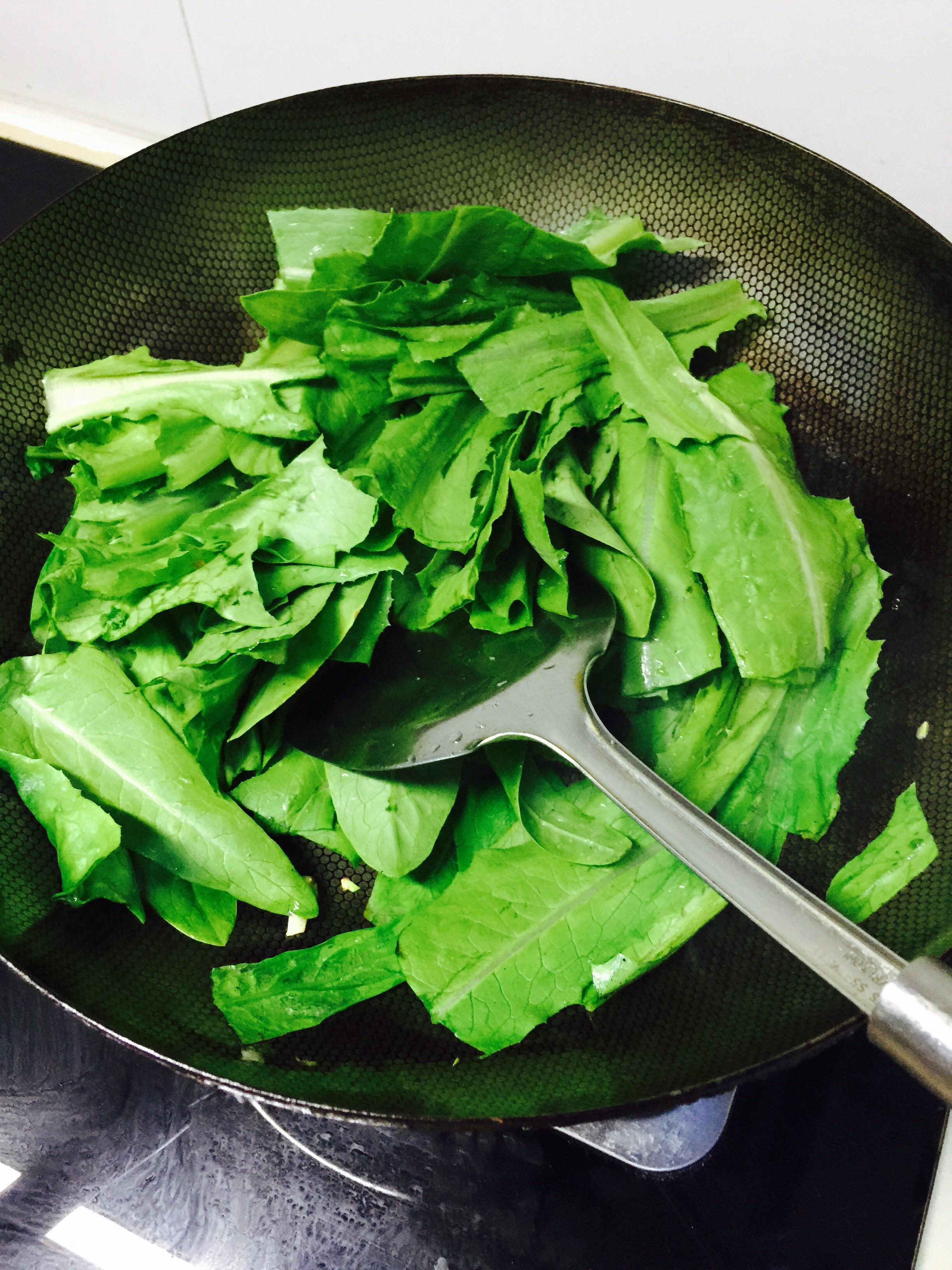 蒜蓉油麥菜（超快手早餐綠菜）的做法 步骤2