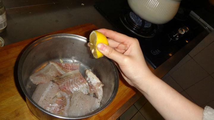 檸檬香煎海鱸魚的做法 步骤3