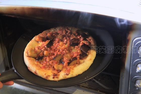 批薩原來還可以如此多樣和簡單——懶人披薩之一：茄子饢餅批薩的做法 步骤5