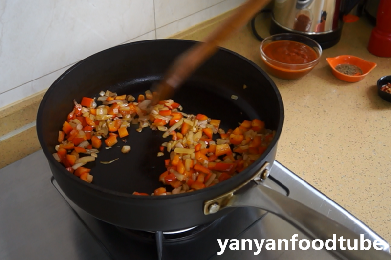 番茄燉蛋 Egg in Tomato Sauce的做法 步骤4