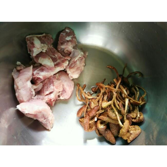 超快手高壓鍋版茶樹菇排骨湯的做法 步骤1