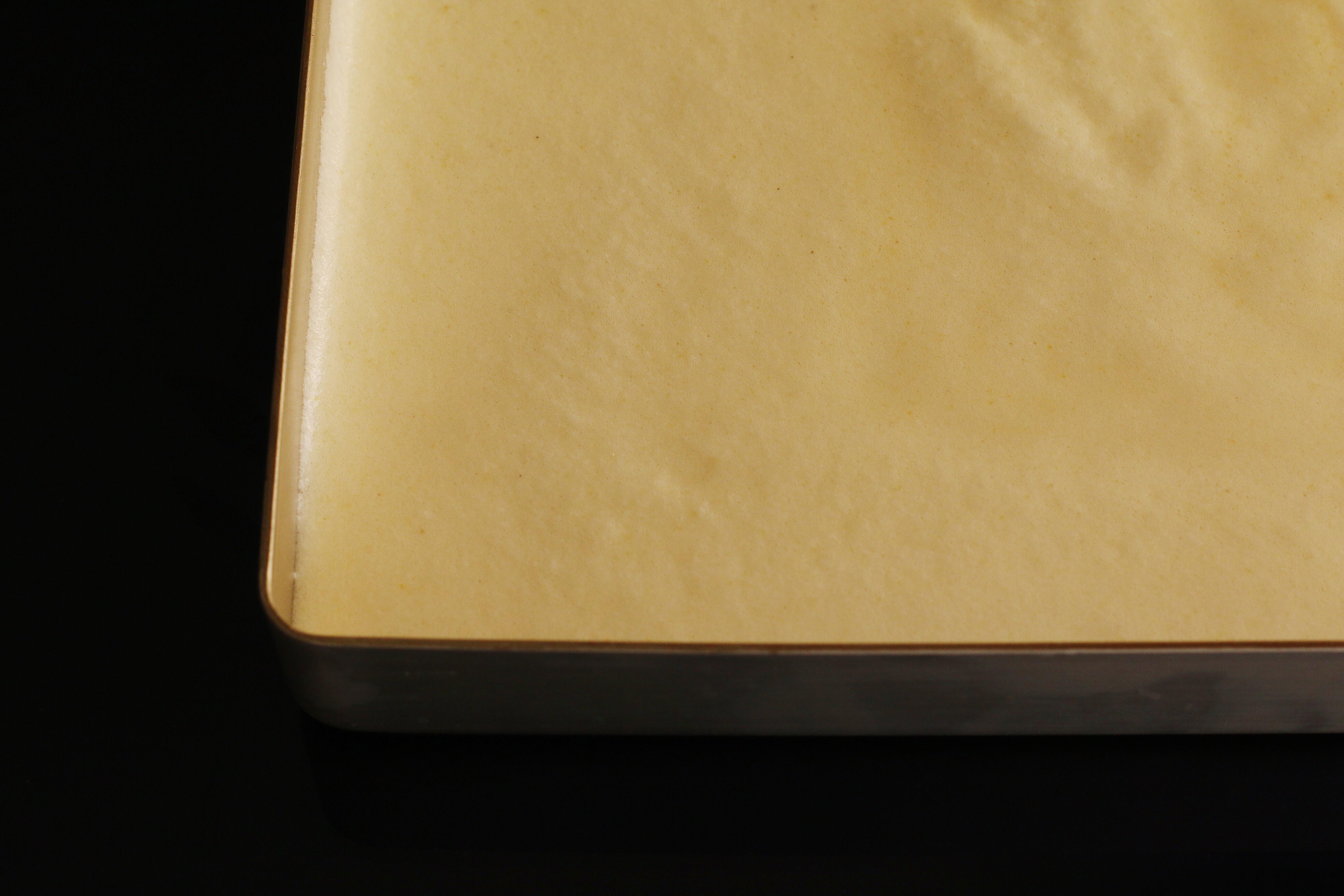 萬能的四蛋蛋糕卷超詳細版—不消泡不掉皮不卷裂的所有小祕訣（原味、巧克力味、紅絲絨、草莓奶油味）的做法 步骤10