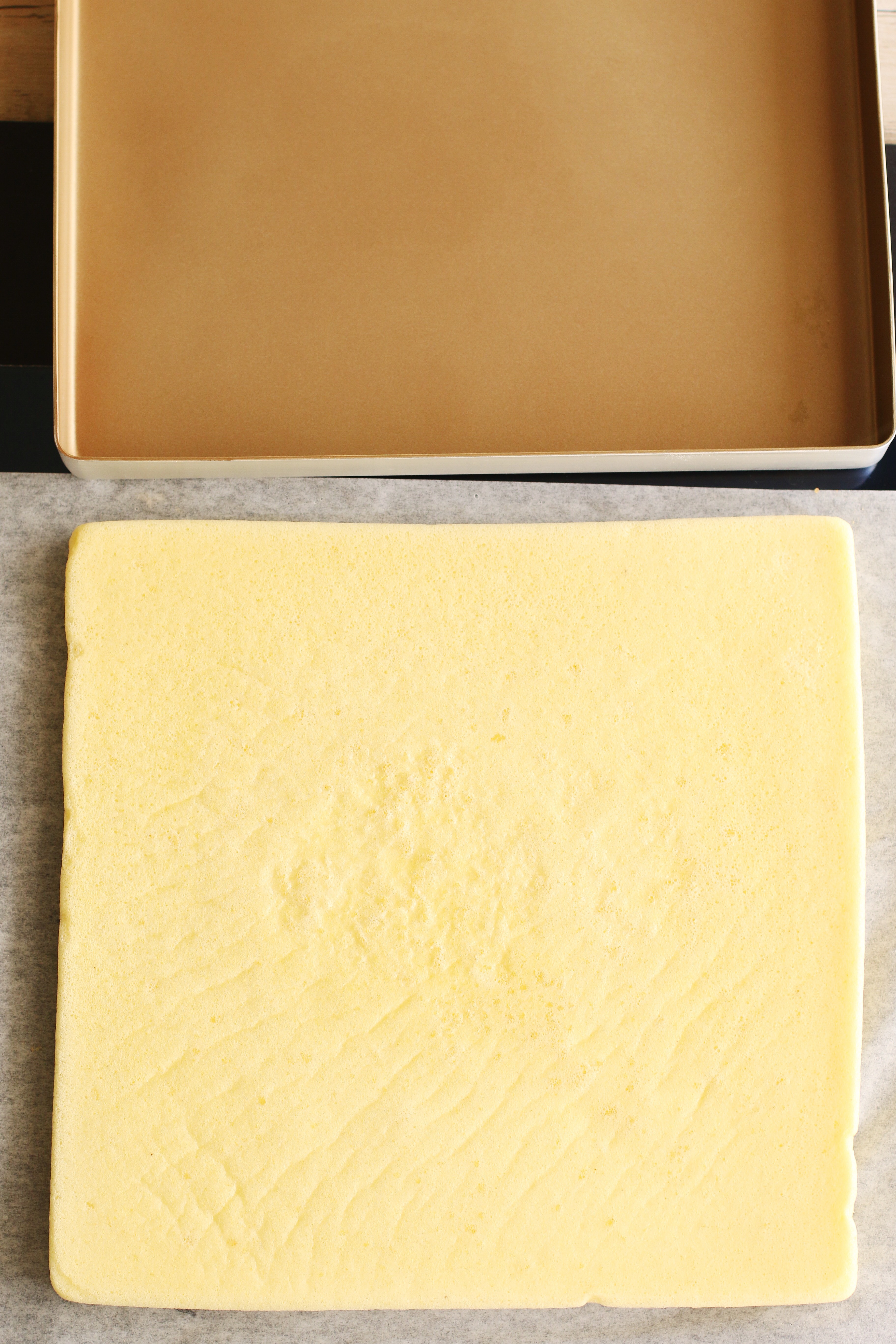 萬能的四蛋蛋糕卷超詳細版—不消泡不掉皮不卷裂的所有小祕訣（原味、巧克力味、紅絲絨、草莓奶油味）的做法 步骤13
