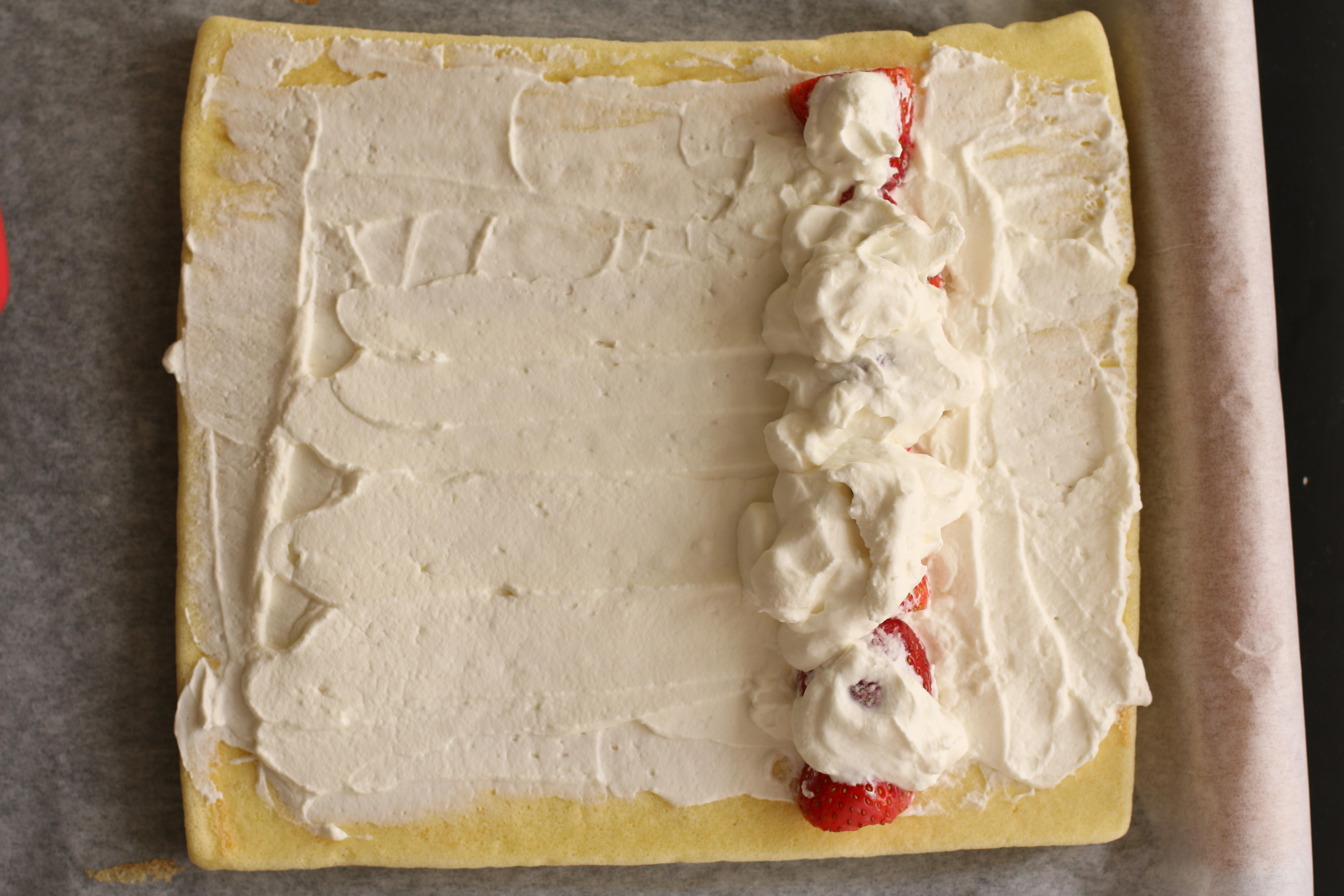 萬能的四蛋蛋糕卷超詳細版—不消泡不掉皮不卷裂的所有小祕訣（原味、巧克力味、紅絲絨、草莓奶油味）的做法 步骤15