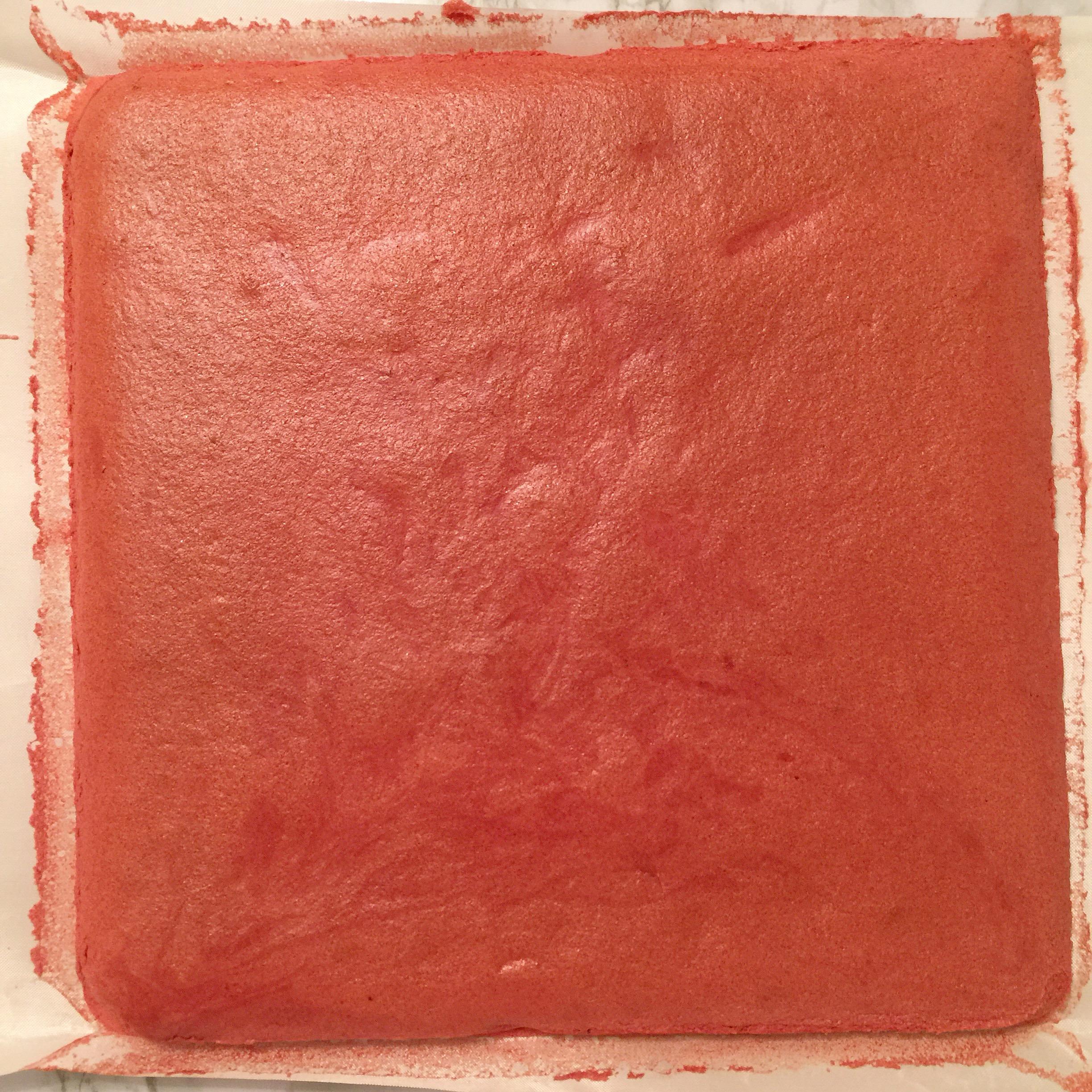 萬能的四蛋蛋糕卷超詳細版—不消泡不掉皮不卷裂的所有小祕訣（原味、巧克力味、紅絲絨、草莓奶油味）的做法 步骤16