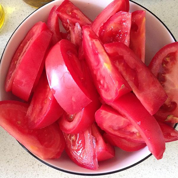 鑄鐵鍋版番茄絲瓜麪筋煲（附普通鍋備註）的做法 步骤1