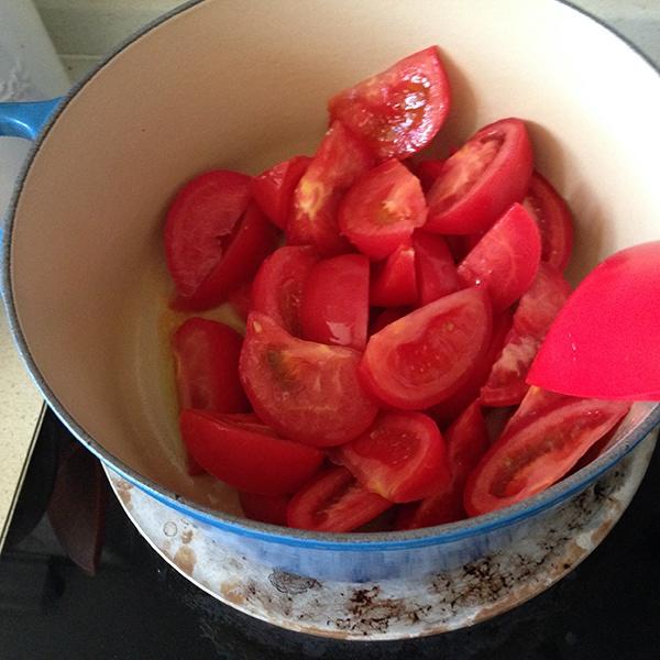 鑄鐵鍋版番茄絲瓜麪筋煲（附普通鍋備註）的做法 步骤4