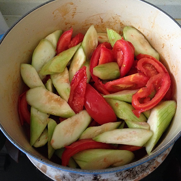鑄鐵鍋版番茄絲瓜麪筋煲（附普通鍋備註）的做法 步骤6