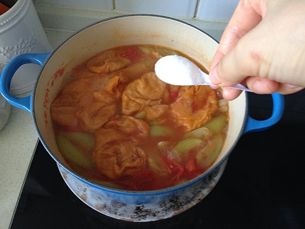 鑄鐵鍋版番茄絲瓜麪筋煲（附普通鍋備註）的做法 步骤13