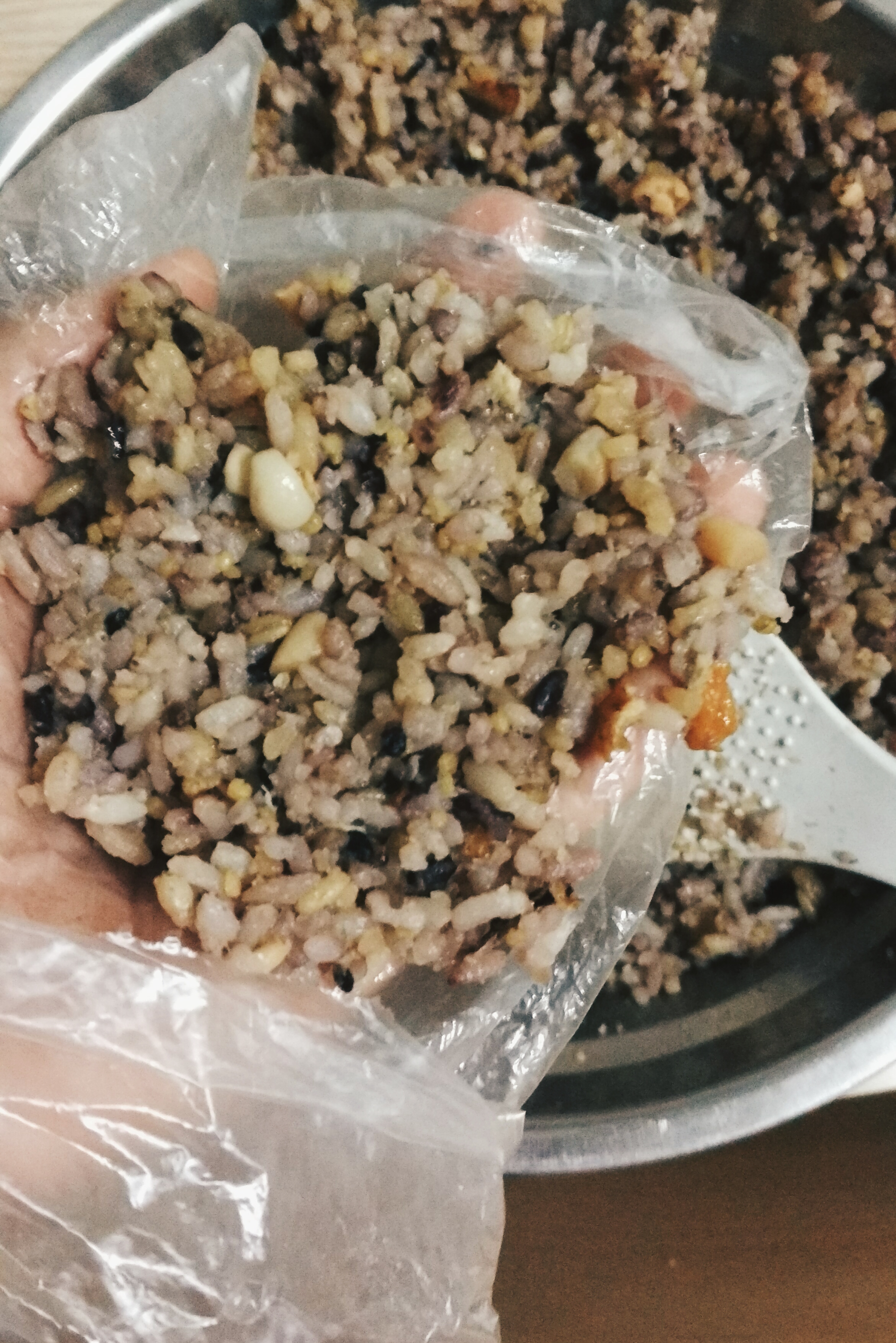 芝心鰻魚雜糧飯糰 (保鮮袋捏飯糰版)的做法 步骤4