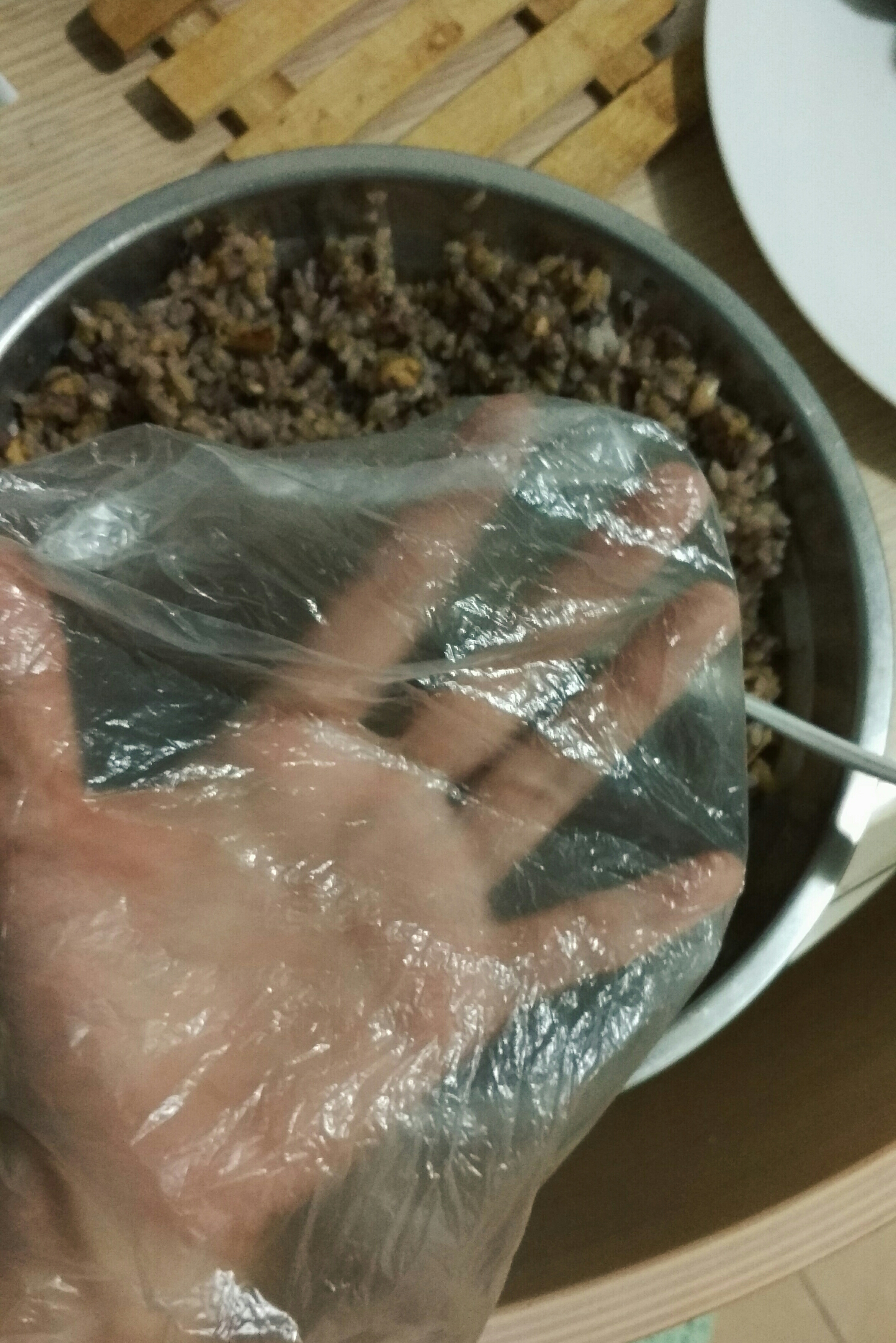 芝心鰻魚雜糧飯糰 (保鮮袋捏飯糰版)的做法 步骤3