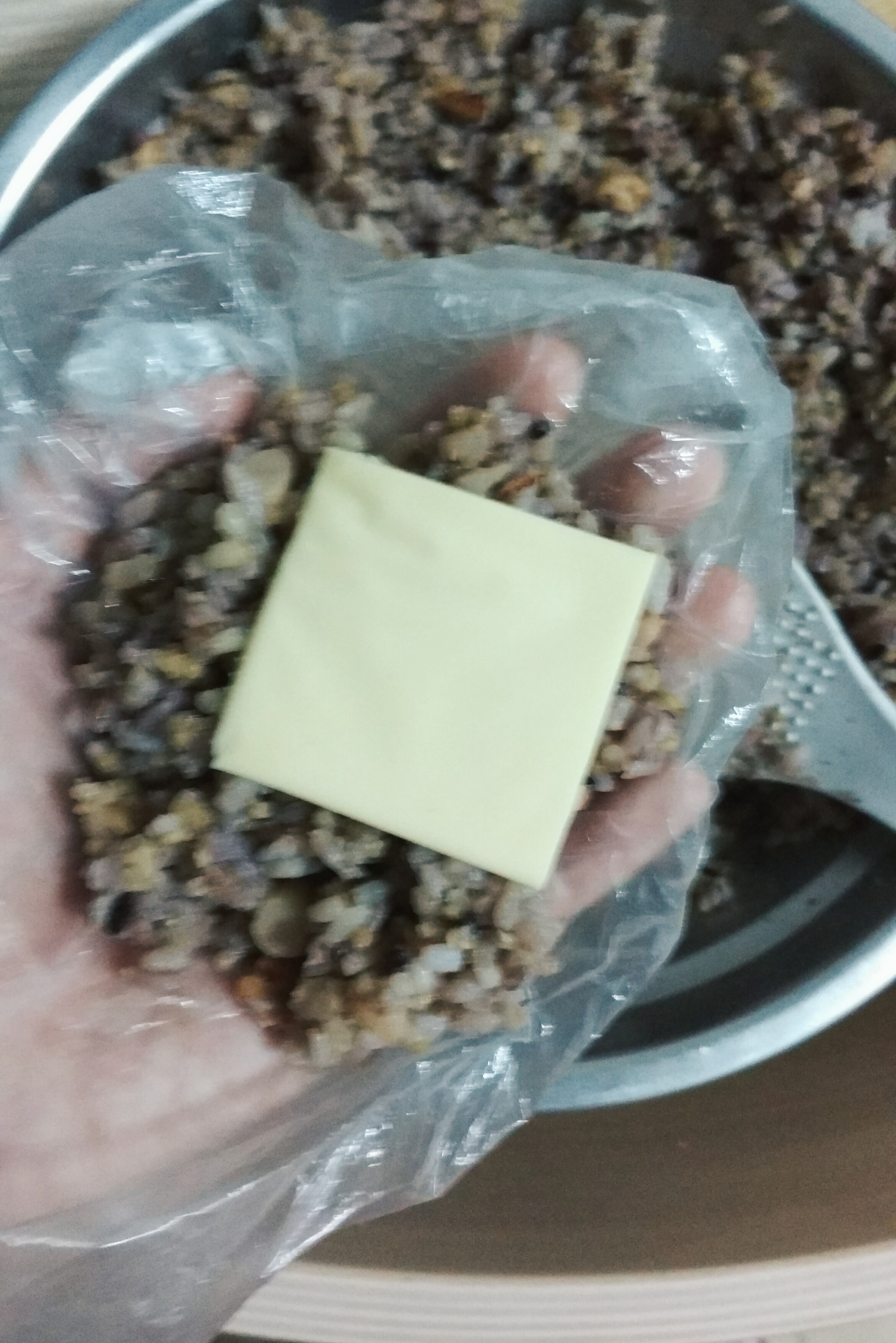 芝心鰻魚雜糧飯糰 (保鮮袋捏飯糰版)的做法 步骤5
