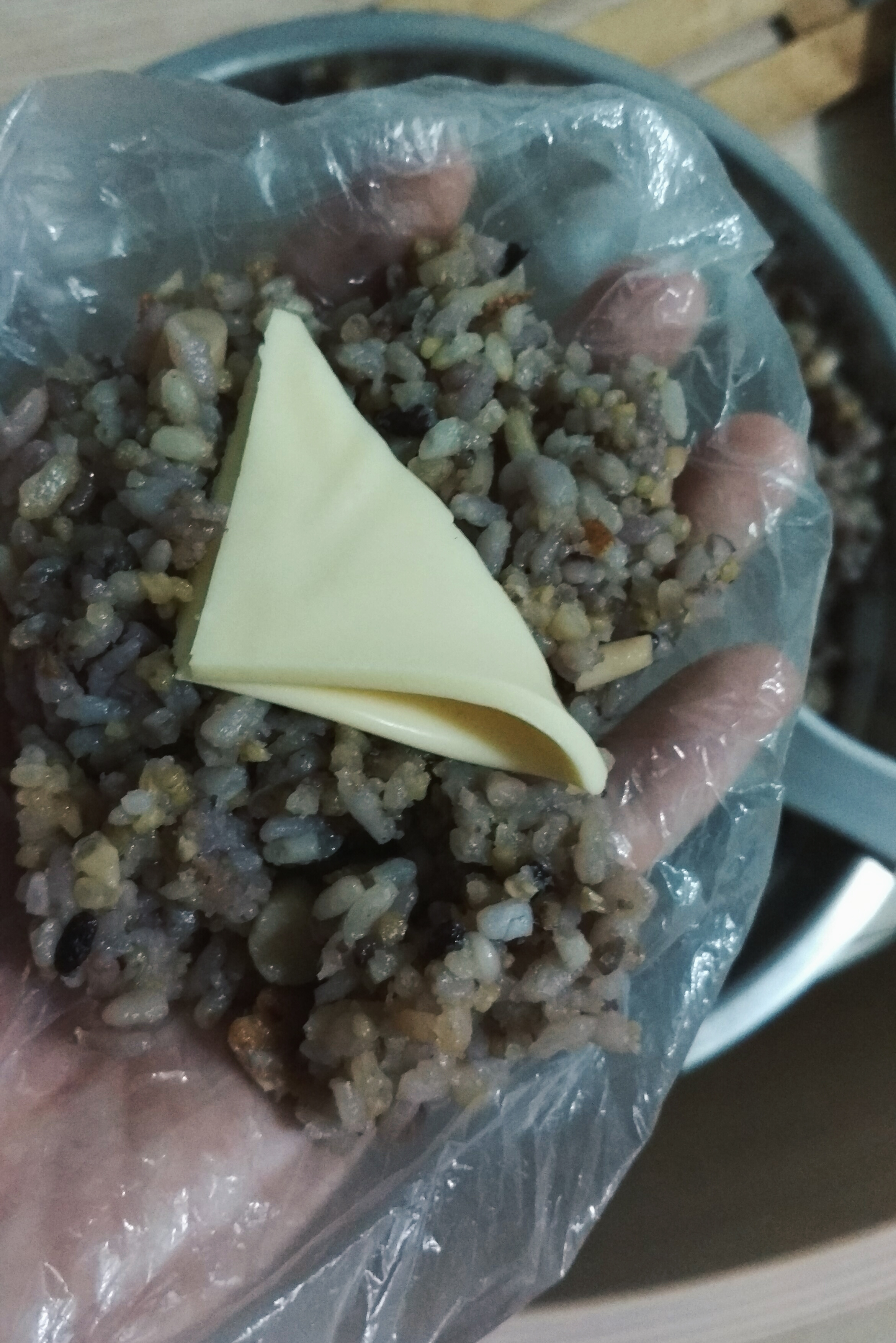 芝心鰻魚雜糧飯糰 (保鮮袋捏飯糰版)的做法 步骤6