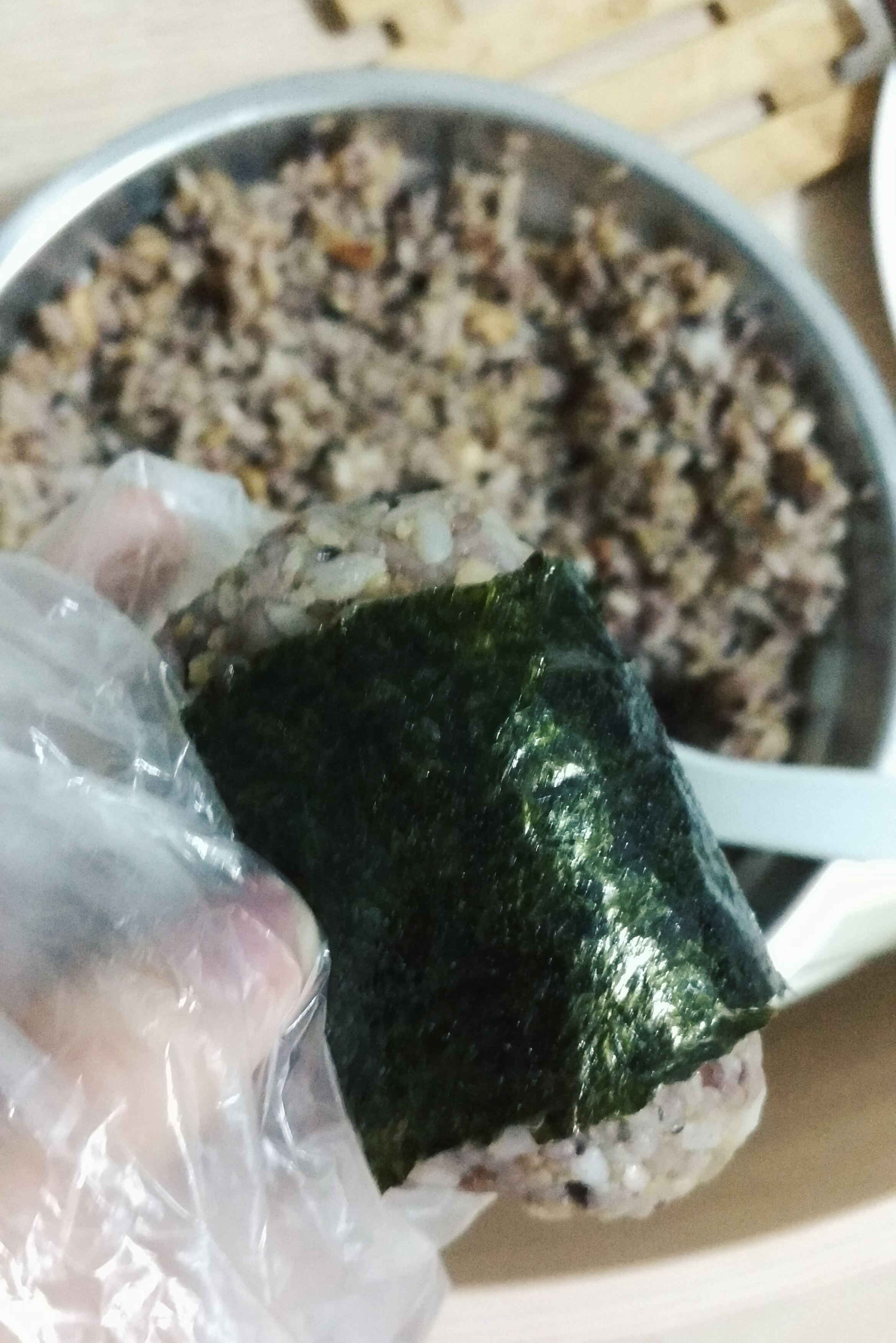 芝心鰻魚雜糧飯糰 (保鮮袋捏飯糰版)的做法 步骤10