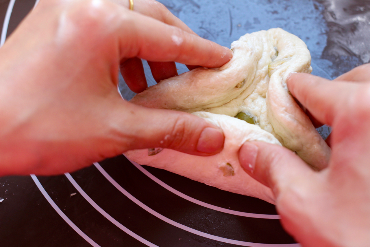 【鹹香迷人】橄欖乳酪軟歐包的做法 步骤9