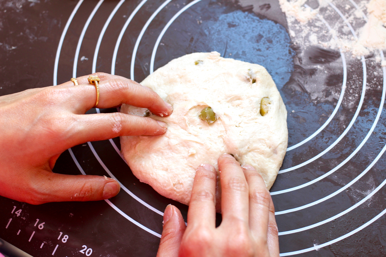【鹹香迷人】橄欖乳酪軟歐包的做法 步骤8