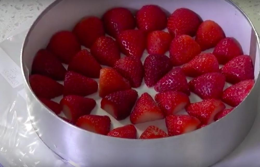 Fraisier Strawberry Cake 法式芙蕾傑草莓蛋糕的做法 步骤18