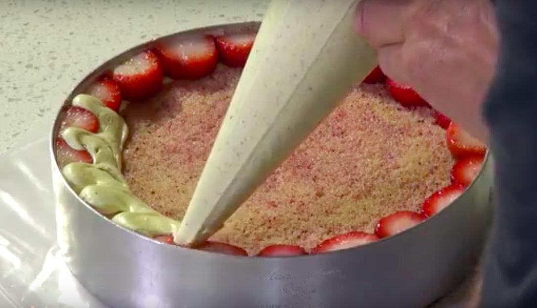 Fraisier Strawberry Cake 法式芙蕾傑草莓蛋糕的做法 步骤22