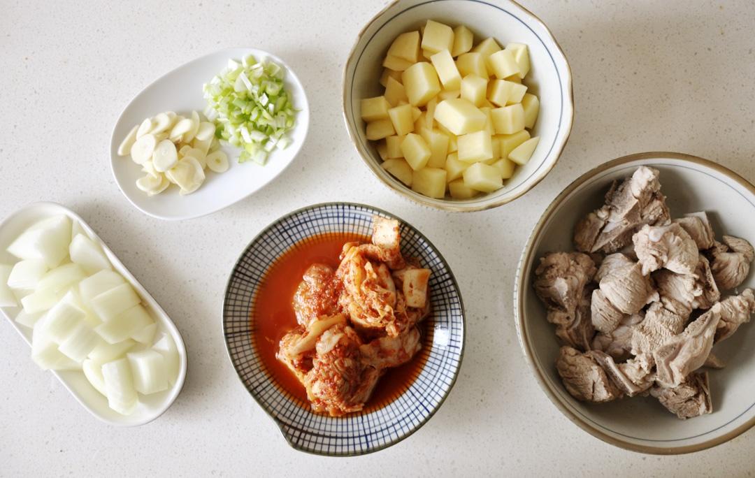 辣白菜燉排骨/泡菜排骨的做法 步骤2