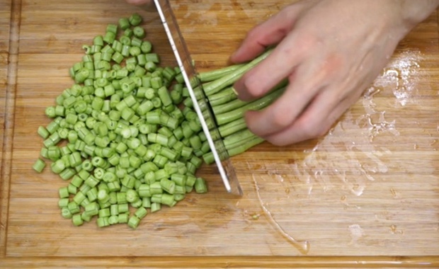家常菜 橄欖菜豆角炒肉末 下飯菜的做法 步骤1