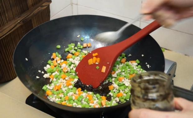 家常菜 橄欖菜豆角炒肉末 下飯菜的做法 步骤8