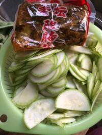 滇味酸菜炒小瓜的做法 步骤1
