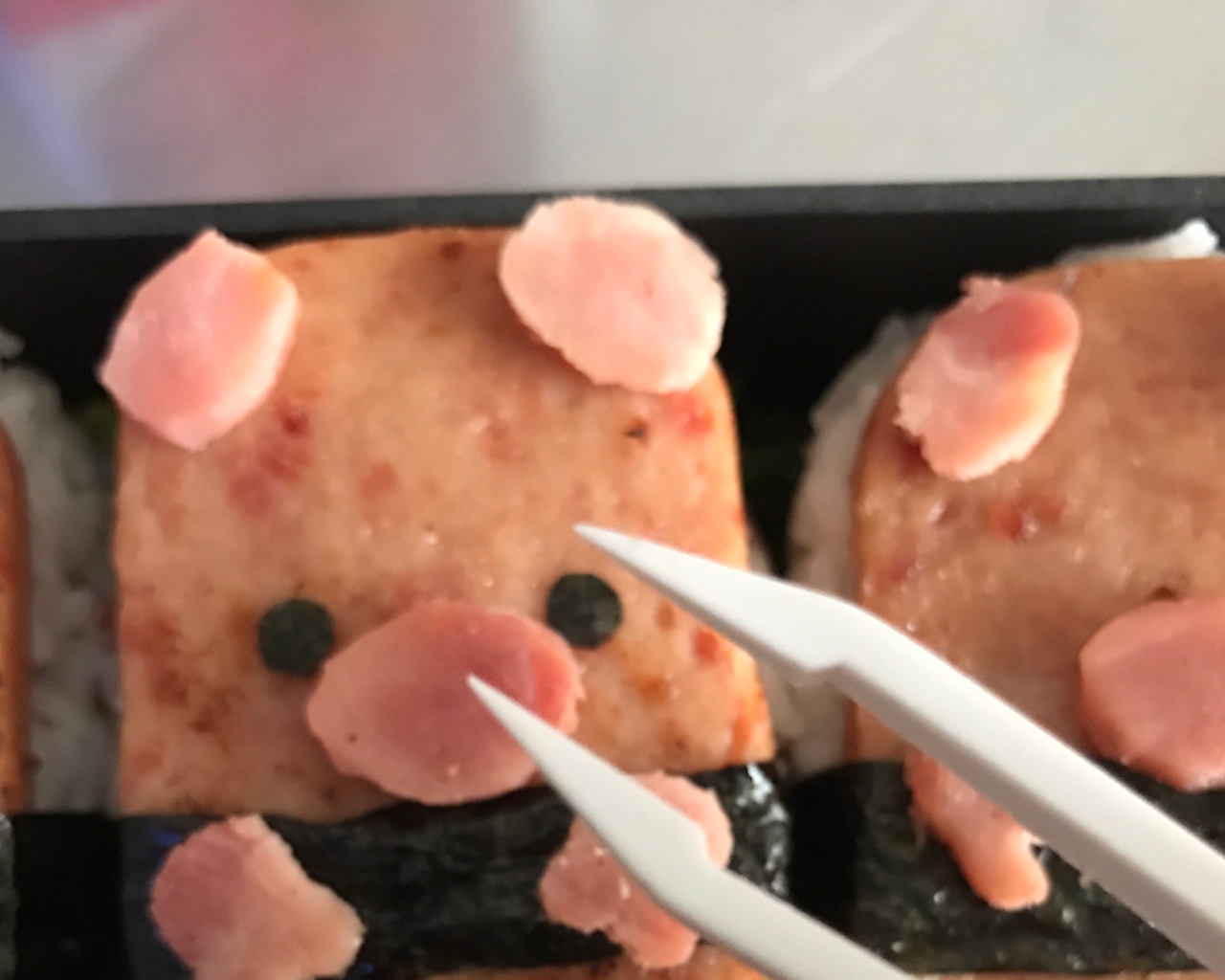萌萌噠午餐肉小豬飯糰便當的做法 步骤9