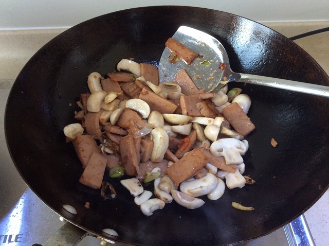 午餐肉炒蘑菇的做法 步骤4