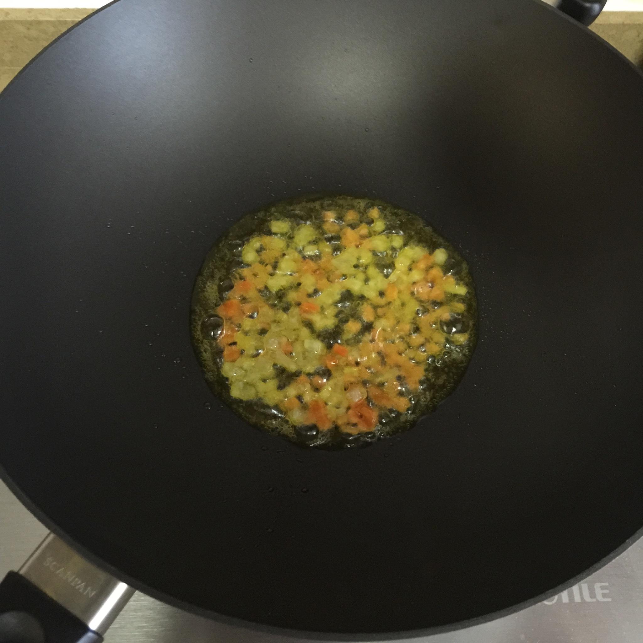 泡菜蘿蔔三文魚炒飯的做法 步骤4