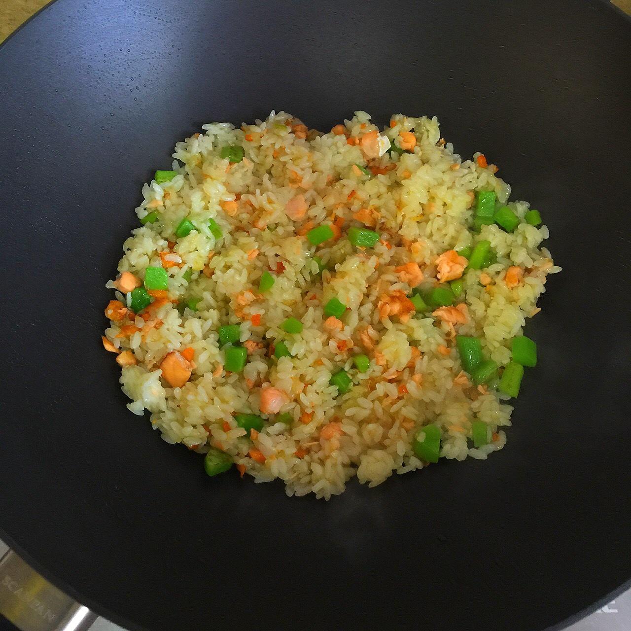 泡菜蘿蔔三文魚炒飯的做法 步骤6
