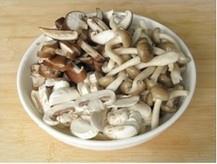 蘑菇燜飯的做法 步骤2